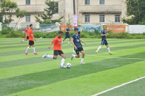 Các cầu thủ xã Phú Túc (áo cam) thi đấu tại Đại hội Thể dục thể thao tỉnh Gia Lai lần thứ I năm 2026. Ảnh: R’ô Hok