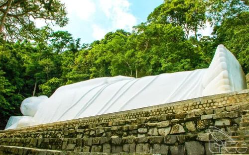 Tượng Phật nằm dài 49 m sở hữu danh hiệu Tượng Phật Thích Ca nhập niết bàn trên đỉnh núi dài nhất Đông Nam Á