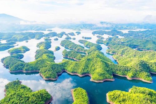 Hồ Tà Đùng - một kiệt tác thiên nhiên được ví như “Vịnh Hạ Long thu nhỏ” của Tây Nguyên, thu hút nhiều du khách trong nước và quốc tế đến khám phá thiên nhiên và văn hóa địa phương