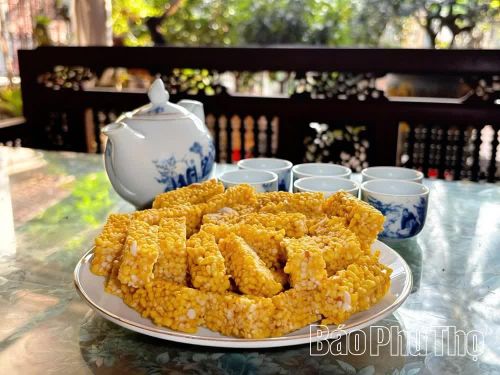 Thưởng thức đặc sản bánh gạo rang cùng trà - nét văn hóa ẩm thực dung dị của người dân Tiên Lữ.