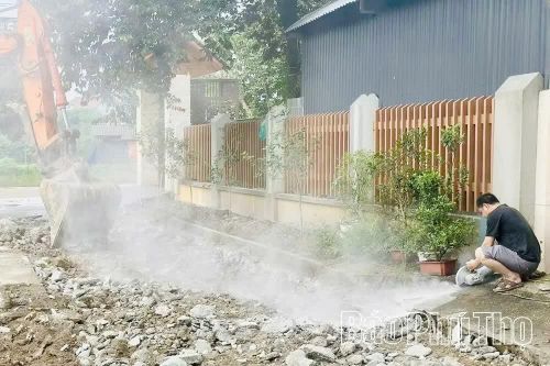 Người dân thôn Ngọc Tỉnh, xã Lâm Thao tự nguyện phá dỡ tường rào, hiến đất để cùng chính quyền thi công đường mới được thuận tiện.