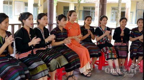Một buổi sinh hoạt của Câu lạc bộ Văn hóa truyền thống Trường phổ thông Dân tộc nội trú THPT Nam Quảng Trị - Ảnh: A.T