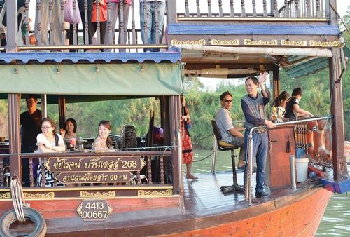Du khách trải nghiệm thuyền du lịch trên sông Chaophraya (Thái Lan).