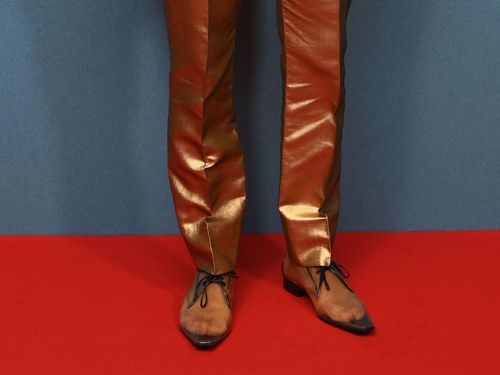 Giày trong suốt là một nhánh đáng chú ý khác. Tại show thời trang nam Xuân/Hè 2027 của Saint Laurent, những đôi brogue bằng nhựa Perspex trong suốt thu hút sự quan tâm. Alexander Skarsgård diện thiết kế này tại buổi ra mắt phim Wicker ở London, hướng sự chú ý vào bàn chân lấp ló. Theo Kalfus, sức hấp dẫn của những đôi giày gây tranh cãi nằm ở việc buộc người xem đưa ra phản ứng. “Khán giả có thể chia thành nhiều luồng ý kiến. Đó cũng chính là một phần sức hấp dẫn”, cô nói. Ảnh: Shutterstock.