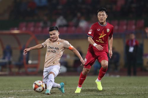 Lương Xuân Trường (phải) khi còn khoác áo Hồng Lĩnh Hà Tĩnh. Anh chưa đá chính trận nào cho Đồng Nai sau ba vòng V.League 2026/27. Ảnh: Bảo Ngọc.