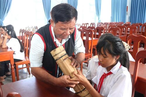 Những bàn tay nối nhịp dây đàn