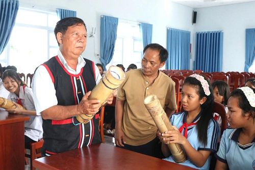 Các nghệ nhân miệt mài truyền dạy đàn Chapi cho học sinh