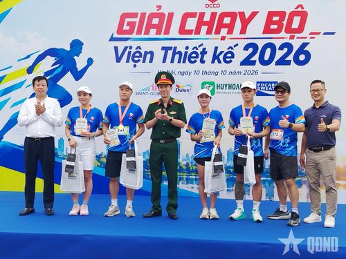 Đại tá Hoàng Tuấn, Viện trưởng Viện Thiết kế cùng đơn vị tài trợ trao giải nhất tặng các vận động viên ở các cự ly.