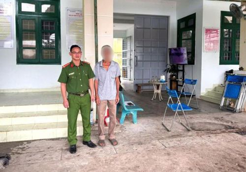 Công an xã Ia Đal đưa đối tượng H.V.N. đi chấp hành án phạt tù.