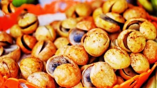 Mùa thu Hà Nội cũng là mùa của những mẹt sấu chín vàng ươm. Sấu được gọt vỏ, dầm cùng muối, đường và chút ớt bột tạo nên món ăn vặt có đủ vị chua, ngọt, mặn và cay. Vị chua thanh hòa cùng vị ngọt dịu và chút cay nồng khiến món ăn dân dã này trở thành lựa chọn khó cưỡng khi dạo phố Hà Nội. Ảnh: Bách hoá XANH