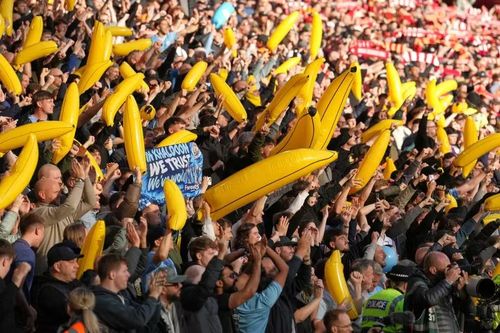 Cổ động viên Man City cũng mang chuối đến sân Anfield để khiêu khích chủ nhà Liverpool. Ảnh: AP.