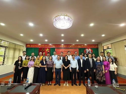 Tổ đánh giá tham dự chương trình khai mạc.