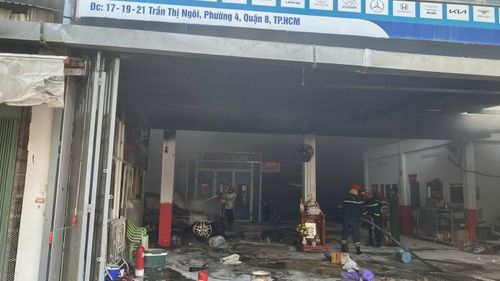 Lực lượng Cảnh sát PCCC đã nhanh chóng có mặt, triển khai các vòi phun nước và bọt chuyên dụng để khống chế ngọn lửa