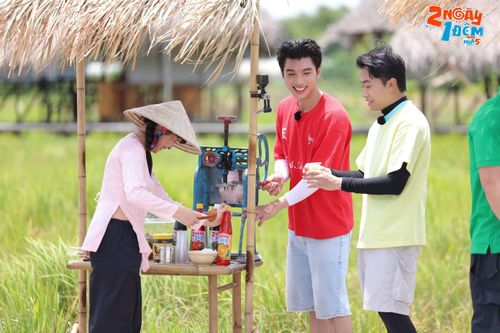Nghệ sĩ trải nghiệm nhiều văn hóa, ẩm thực địa phương tại chặng Đồng Tháp.