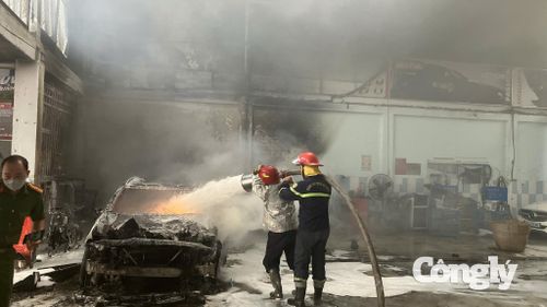 Cảnh sát chữa cháy tại hiện trường.