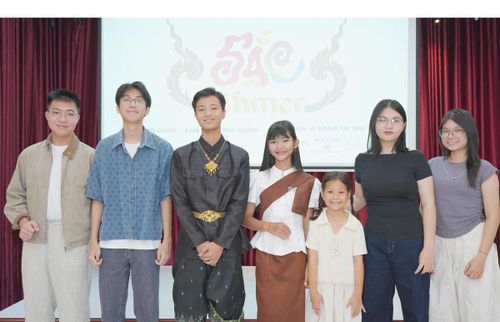 Nhóm học sinh thực hiện dự án "Sắc - 54 Dân tộc Việt Nam"