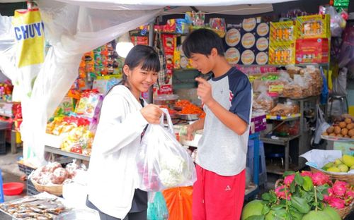 Cảnh Tôm (Trần Đông Phong) và bé Nhi (Liêu Thị Ánh Nhi) đi chợ ở Sóc Trắng