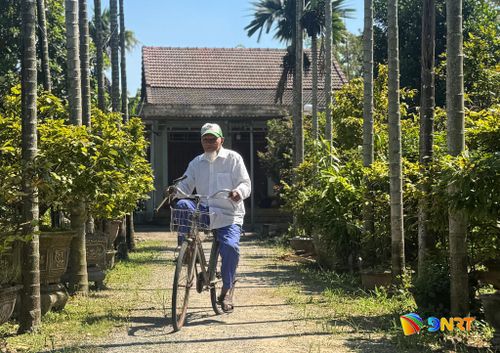 Cụ Vương Nghiên đạp xe đi lại hằng ngày. Ảnh: NGỌC CHÂU