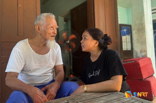 Cụ Vương Nghiên trò chuyện vui vẻ cùng con dâu là bà Đinh Thị Hoà. Ảnh: NGỌC CHÂU