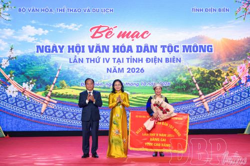 Thứ trưởng Bộ VHTT&DL Trịnh Thị Thuỷ, Phó Chủ tịch UBND tỉnh Điện Biên Nguyễn Minh Phú trao cờ  đăng cai Ngày hội Văn hóa dân tộc Mông lần thứ V cho Phó Chủ tịch UBND tỉnh Cao Bằng Hà Nhật Lệ.
