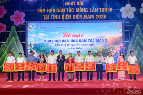 Ban Tổ chức trao cờ lưu niệm cho các đơn vị tham gia tích cực vào ngày hội.
