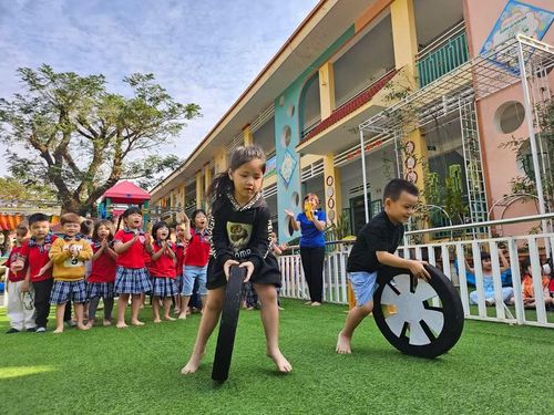 Trẻ cần có không gian an toàn để vui chơi, vận động và giao tiếp. Ảnh: Mộc Trà
