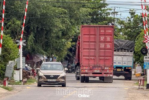 Đoạn Quốc lộ 27B qua xã Nam Cam Ranh có nhiều xe tải lớn lưu thông.