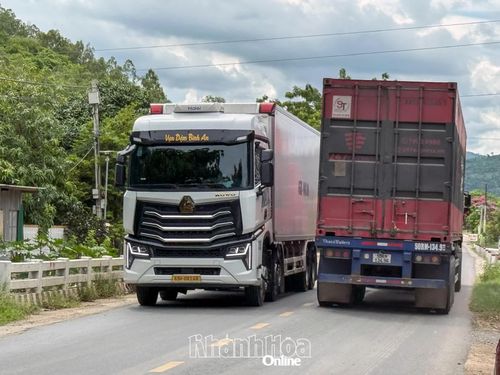 Xe tải lớn chiếm hết mặt đường Quốc lộ 27B.