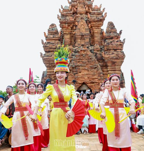 Các thiếu nữ Chăm duyên dáng trong điệu múa truyền thống.