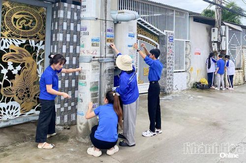 Đoàn phường Ninh Chử ra quân vệ sinh môi trường, tẩy xóa quảng cáo không đúng quy định.