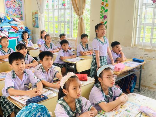 Học sinh tự tin phát biểu trong tiết học tiếng Anh