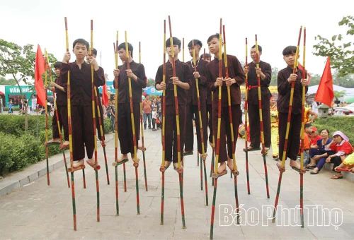 Đồng bào Cao Lan ở Ngọc Tân biểu diễn đi cà kheo phục vụ du khách về Giỗ Tổ Hùng Vương - Lễ hội Đền Hùng.
