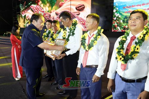 Đồng chí Chá A Của, Phó Bí thư Tỉnh ủy, Chủ tịch Ủy ban MTTQ Việt Nam tỉnh, trao chứng nhận hộ có thành tích xuất sắc trong lĩnh vực trồng và thâm canh cây cà phê Sơn La năm 2026.