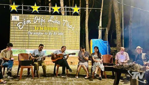Các nghệ sĩ chia sẻ kinh nghiệm sáng tác trong hoạt động trải nghiệm thực tế do Liên hiệp Hội VHNT tổ chức.