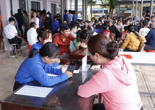 Đội hình “Mùa hè số” của Đoàn thanh niên phường Bình Phước hướng dẫn người dân sử dụng VNEID