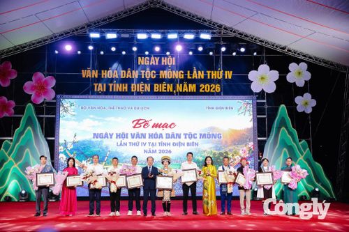 Thứ trưởng Bộ VHTT&DL Trịnh Thị Thủy và PGS.TS Bùi Hoài Sơn, Phó Trưởng ban Tuyên giáo Trung ương trao Bằng khen của Bộ VHTT&DL, tặng hoa cho các tập thể tham gia ngày hội.