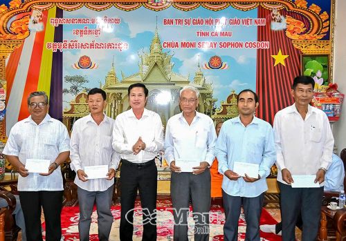 Ðồng chí Trần Hữu Phước, Trưởng ban Nội chính Tỉnh uỷ, trao quà của Tỉnh uỷ, HÐND, UBND và Uỷ ban MTTQ Việt Nam tỉnh Cà Mau cho các thành viên Ban Quản trị chùa Cosdon, xã Vĩnh Phước.