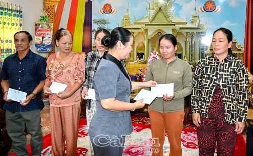 Bà Nguyễn Thu Tư, Giám đốc Sở Dân tộc và Tôn giáo tỉnh, trao quà của Tỉnh uỷ, HÐND, UBND và Uỷ ban MTTQ Việt Nam tỉnh cho các gia đình chính sách tại chùa Cosdon, xã Vĩnh Phước.
