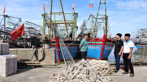 Đồng chí Phan Văn Hải, Bí thư Chi bộ Hội nghề cá Quỳnh Lập và các đảng viên trong Chi bộ, ngư dân. (Ảnh: TRẦN TRUNG HIẾU)
