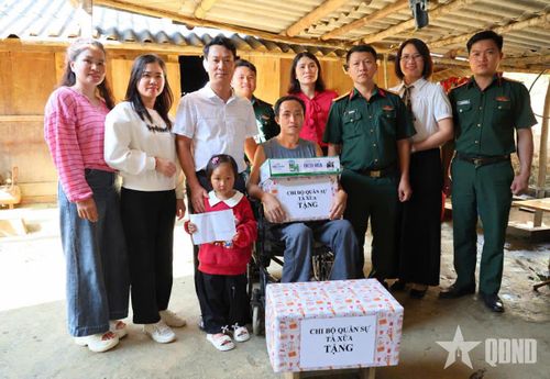 Đại diện Ban CHQS xã Tà Xùa (Bộ CHQS tỉnh Sơn La) trao quà, động viên em Hạng Thị Sinh vượt khó học tập.