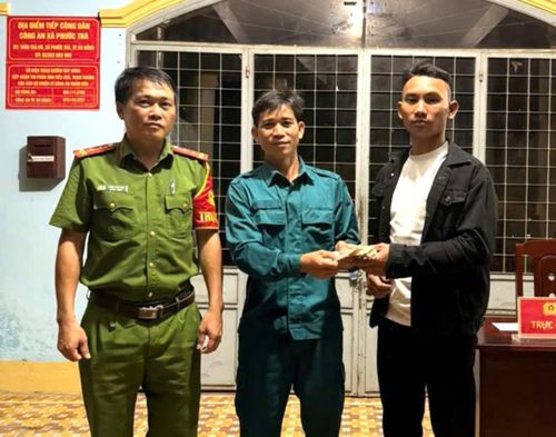 Anh Tôm (giữa) trao tài sản cho anh Dây.