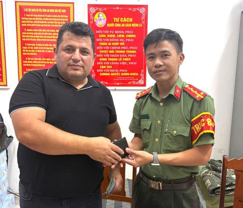 Công an phường Ngũ Hành Sơn trao lại chiếc ví cho anh Hasan Burser.
