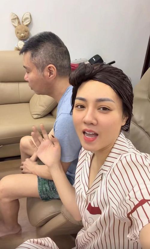 Vợ NSND Công Lý trực tiếp lên tiếng về những thắc mắc mà cô thường nhận được trên mạng xã hội.