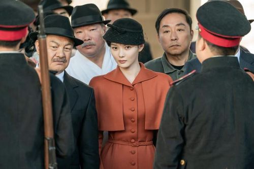Với bối cảnh Gyeongseong năm 1932, 100 Days of Deception đưa khán giả trở lại thời kỳ Nhật Bản đô hộ Triều Tiên. Kim Yoo Jung vào vai Lee Ga Kyeong, nữ đạo chích móc túi tài năng nhận nhiệm vụ thâm nhập Phủ Tổng đốc Nhật Bản trong 100 ngày để kiếm tiền sang Mỹ. Tại đây, cô gặp Kim Tae Woong, thông ngôn viên ưu tú do Park Jin Young thủ vai, và bị cuốn vào mối quan hệ tình cảm đan xen những bí mật nguy hiểm. Sự kết hợp giữa yếu tố gián điệp, tình yêu và bối cảnh lịch sử tạo nên hướng tiếp cận khác biệt cho bộ phim. Tác phẩm lên sóng tvN từ ngày 10/10/2026 và được phát hành trên Netflix, đồng thời nằm trong nhóm dự án đáng chú ý nhân dịp kỷ niệm 20 năm thành lập đài.
