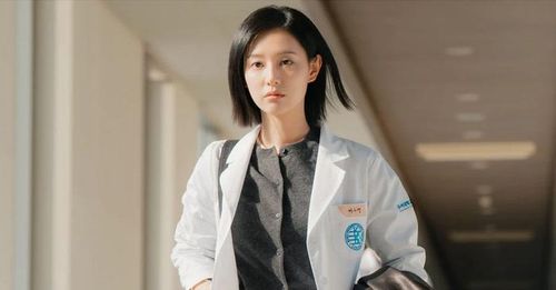 Doctor X: Age of the White Mafia đánh dấu sự trở lại của Kim Ji Won trong vai Gye Su Jeong, nữ bác sĩ phẫu thuật ngoại khoa thiên tài được mệnh danh là "chó điên phòng mổ". Được làm lại từ loạt phim Nhật Bản cùng tên, tác phẩm khai thác cuộc chiến của một bác sĩ không chấp nhận thất bại hay thỏa hiệp trước những bất công trong hệ thống y tế. Với sự tham gia của Kim Woo Seok, Lee Jung Eun và Son Hyun Joo, bộ phim kết hợp yếu tố chuyên môn y khoa với những xung đột quyền lực, tham nhũng. Doctor X lên sóng SBS từ ngày 9/10/2026, với lịch phát sóng hai tập mỗi tuần vào thứ Sáu và thứ Bảy, đồng thời được phát hành trên Netflix.