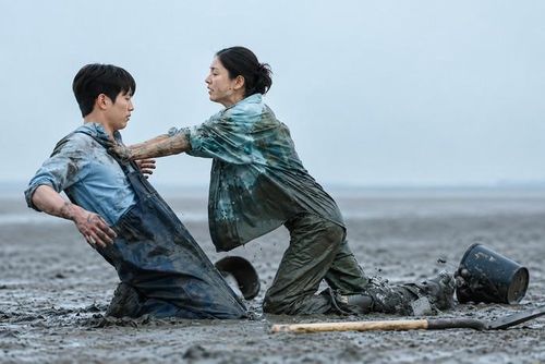 A Love Other Than Yours tập trung vào cuộc khủng hoảng của một mối tình kéo dài 10 năm giữa Nam Gung Ho và Lee Mi Do, do Seo Kang Jun và Ahn Eun Jin đảm nhận. Gung Ho là nhân viên văn phòng có lối sống nguyên tắc, trong khi Mi Do là nữ đạo diễn cá tính, đề cao sự tự do. Những khác biệt vốn tồn tại trong mối quan hệ dần trở nên rõ rệt khi cả hai đối diện với cảm xúc xa lạ và sự xuất hiện của những đối tượng mới. Thay vì chỉ xoay quanh câu chuyện yêu đương, phim đặt trọng tâm vào cách con người thay đổi sau nhiều năm gắn bó và những khó khăn khi duy trì tình cảm lâu dài. Tác phẩm phát sóng cuối tuần trên KBS 2TV từ tháng 9/2026.