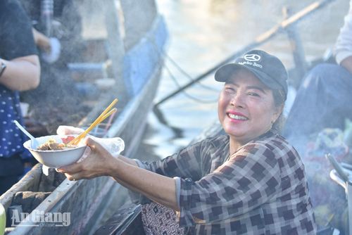 Chị Nguyễn Thị Kiều Thu, người bán đồ ăn sáng tại chợ nổi Long Xuyên.