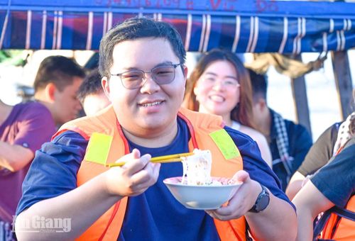 Du khách thưởng thức bữa sáng trên ghe, hòa mình vào nhịp sống bình dị của người dân địa phương.