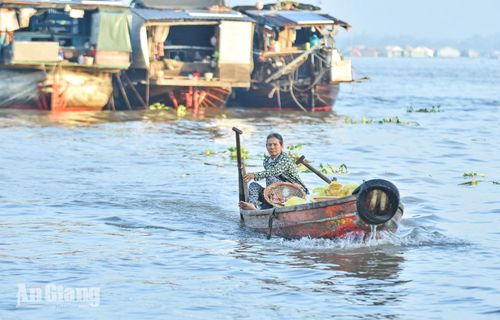 Những ghe hàng ăn len lỏi giữa các phương tiện, phục vụ bữa sáng cho người dân sống ở chợ nổi và khách tham quan.