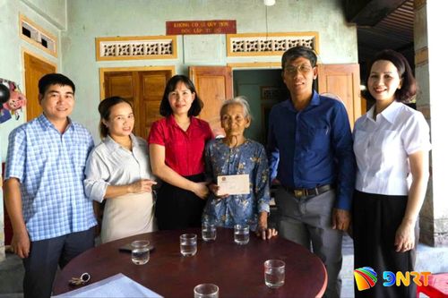 Chủ tịch Hội Nông dân thành phố Lê Thị Minh Tâm (thứ 3, bên trái sang) tặng quà người dân có hoàn cảnh khó khăn. Ảnh: NGỌC QUỐC